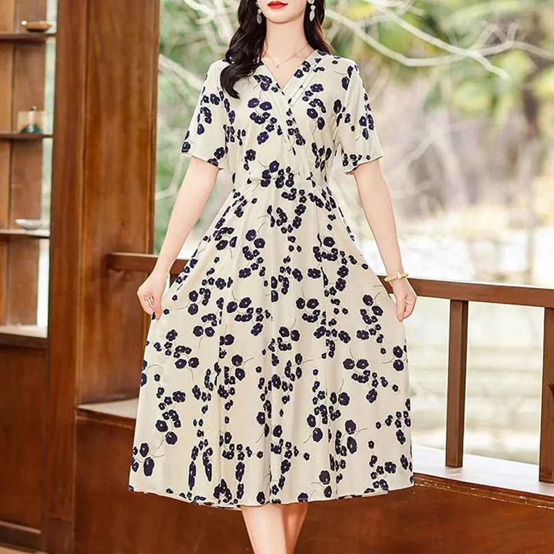 Verleihen Sie Ihrem Stil mit unserem eleganten Sommerkleid mit Blumenmuster das gewisse Etwas