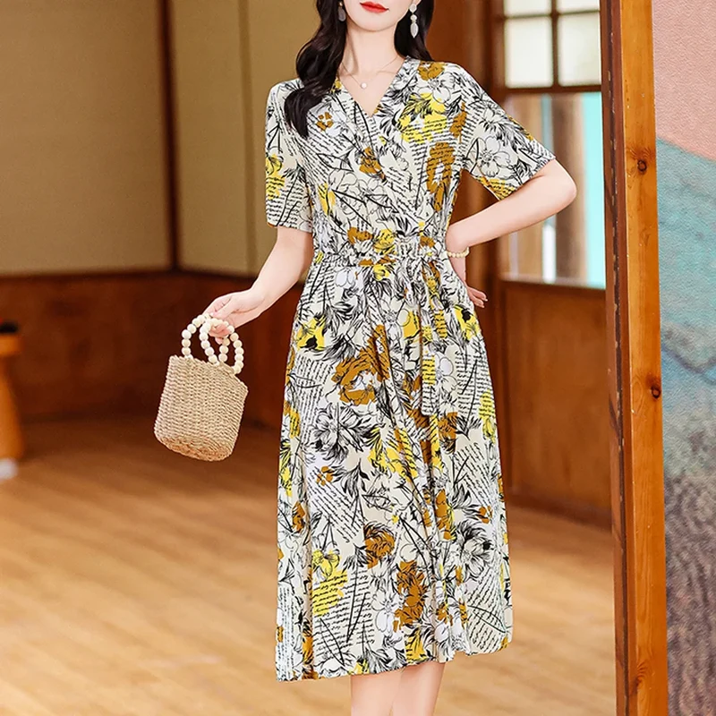Verleihen Sie Ihrem Stil mit unserem eleganten Sommerkleid mit Blumenmuster das gewisse Etwas