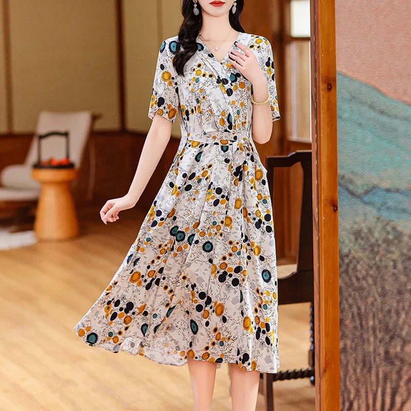 Verleihen Sie Ihrem Stil mit unserem eleganten Sommerkleid mit Blumenmuster das gewisse Etwas