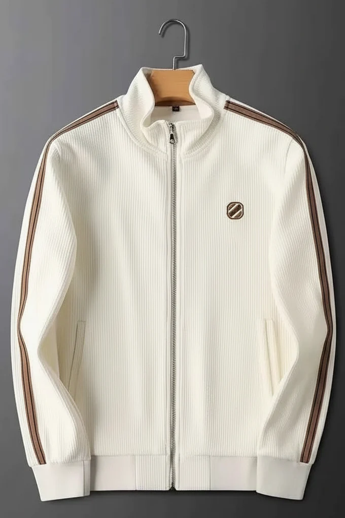 Sportliches Herren-Herbstset: Zweiteiliger Anzug mit Kapuzenstrickjacke und gerader Jogginghose.