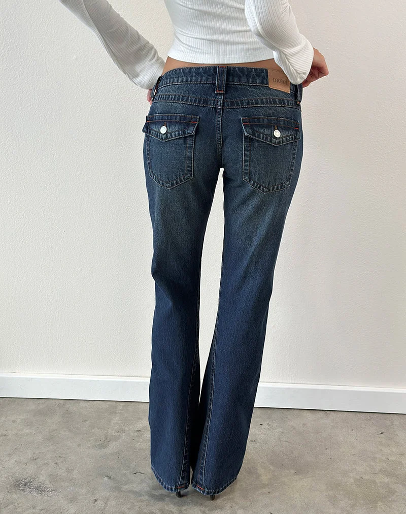 Jeans mit extra niedriger Leibhöhe und gedrehten Nähten in mittlerem Blauton