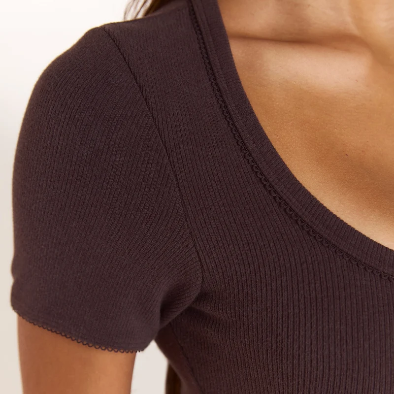Geripptes Kurzarm-Pyjama Top - Dunkle Schokolade