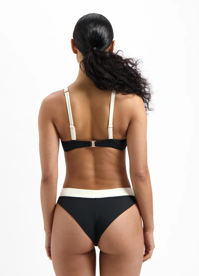 Vanilla and Black shaping bikinitop
