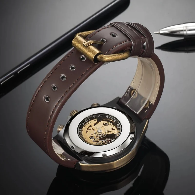 Verleihen Sie Ihrem Stil mit der wasserdichten mechanischen Herrenuhr das gewisse Extra.