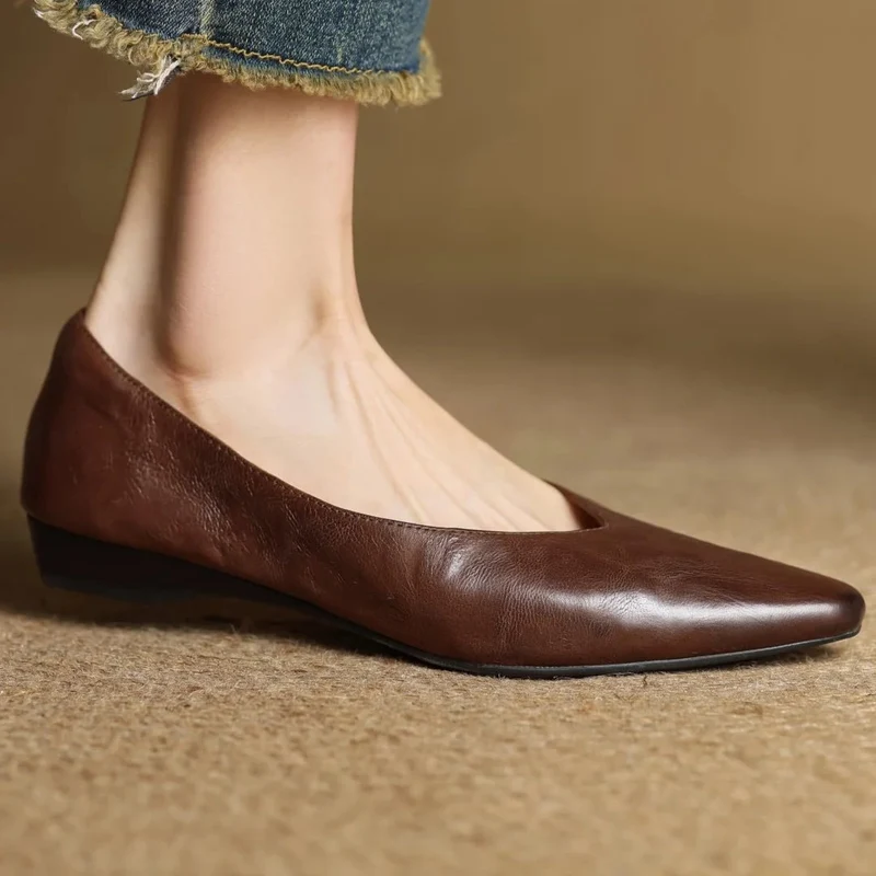 Elegante Damen-Ballerinas aus Lammfell mit spitzer Zehenpartie und 2 cm hohem Kitten-Heel für optimalen Tragekomfort