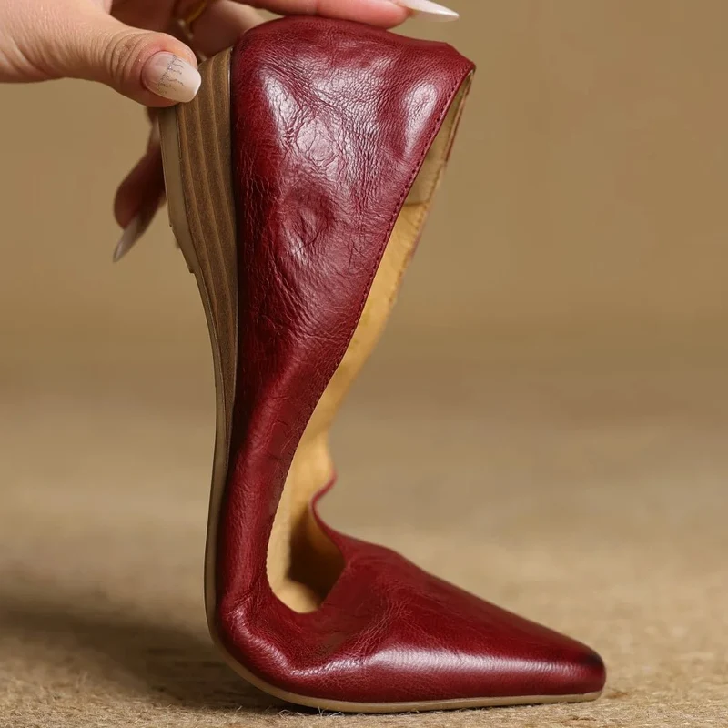 Elegante Damen-Ballerinas aus Lammfell mit spitzer Zehenpartie und 2 cm hohem Kitten-Heel für optimalen Tragekomfort