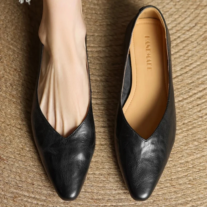Elegante Damen-Ballerinas aus Lammfell mit spitzer Zehenpartie und 2 cm hohem Kitten-Heel für optimalen Tragekomfort