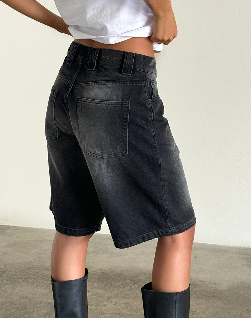 Skater-Shorts aus Denim mit niedriger Leibhöhe in „Extreme Black“