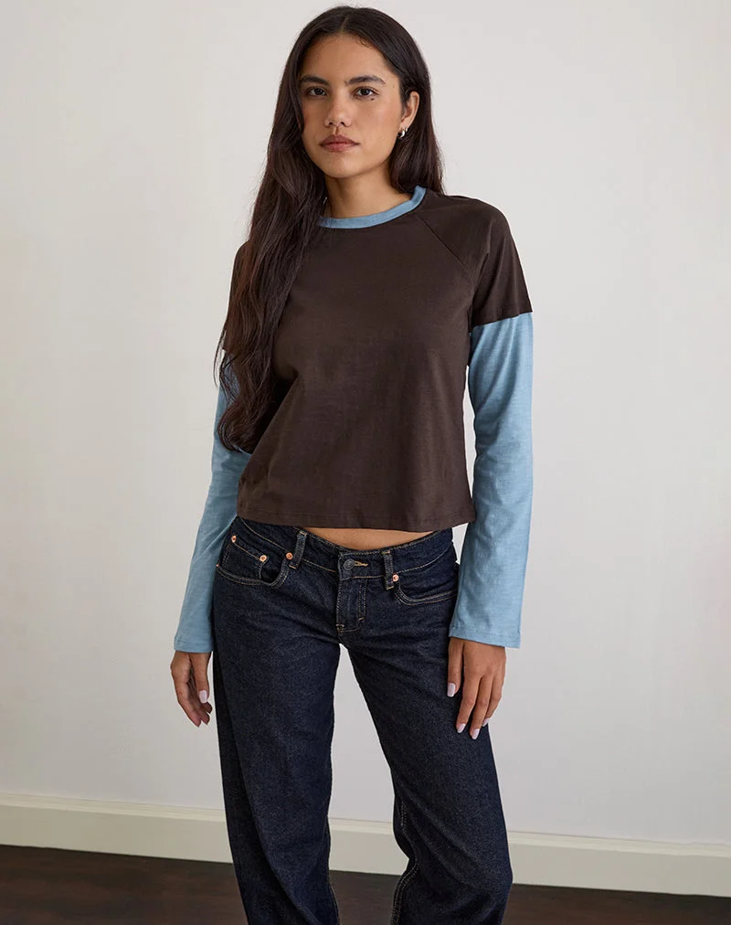Enid Layered T-Shirt in Schokoladenbraun und Hellblau