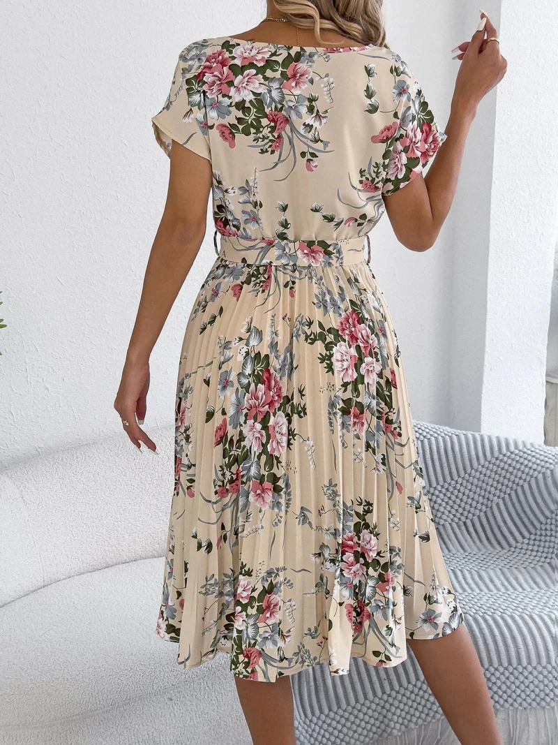 Schickes Retro-Sommerkleid mit Blumenmuster für mühelosen Stil