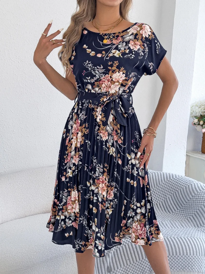 Schickes Retro-Sommerkleid mit Blumenmuster für mühelosen Stil