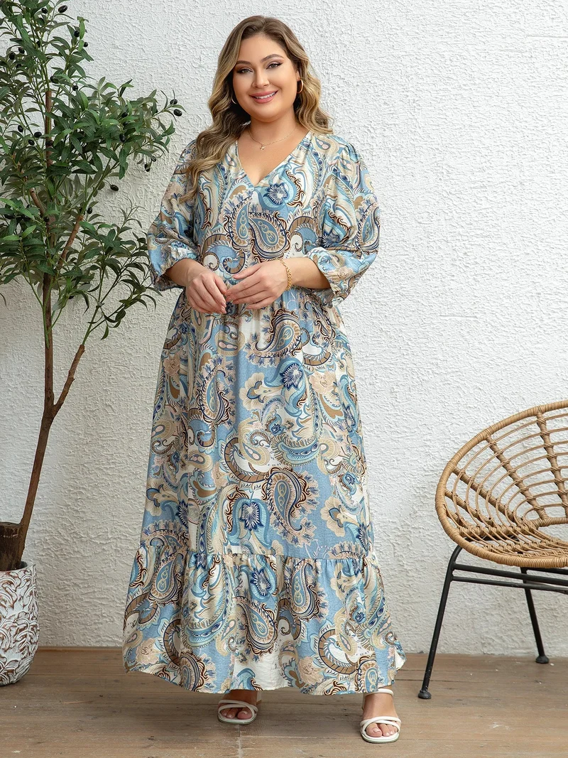 Entdecken Sie Komfort und Stil mit unserem Plus-Size-Paisleykleid mit V-Ausschnitt