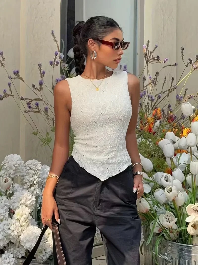 Damen-Top mit Y2K-Spitzenschulterträgern – Cremefarbenes, doppellagiges, leichtes Sommershirt mit asymmetrischem Saum und Rundhalsausschnitt