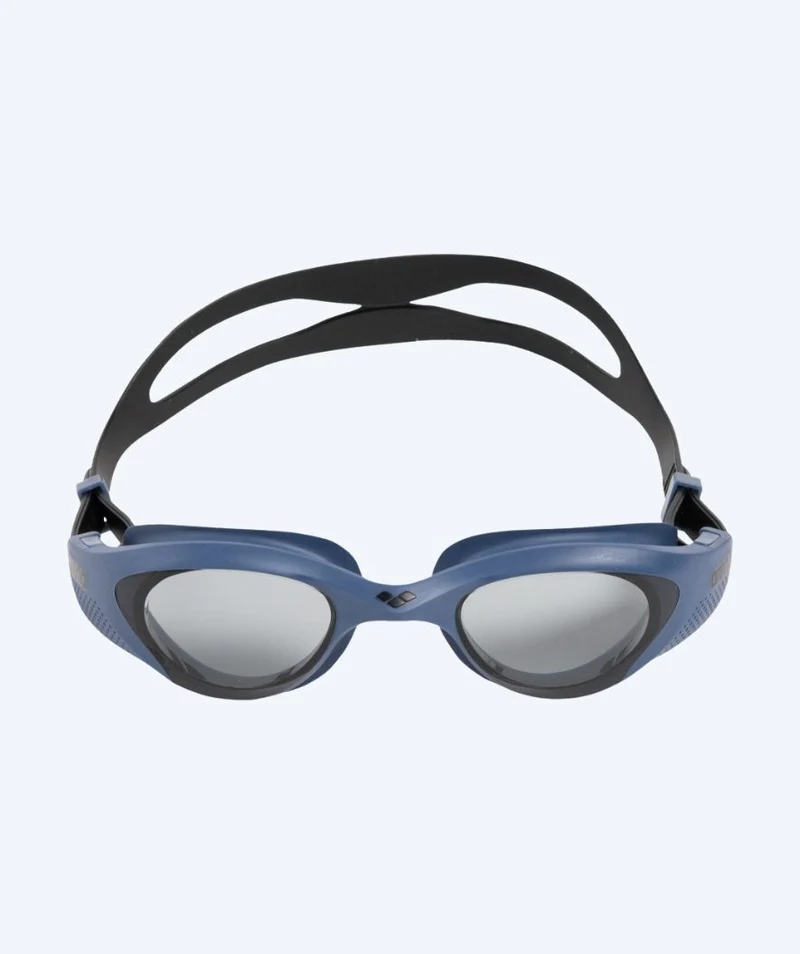 Arena Schwimmbrille für Freizeitschwimmer - The One - Dunkelblau/Schwarz (Smoke Scheiben)