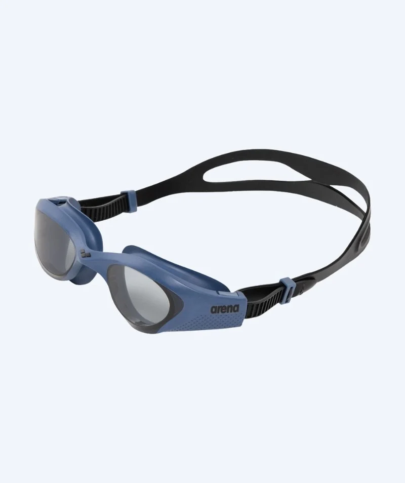 Arena Schwimmbrille für Freizeitschwimmer - The One - Dunkelblau/Schwarz (Smoke Scheiben)