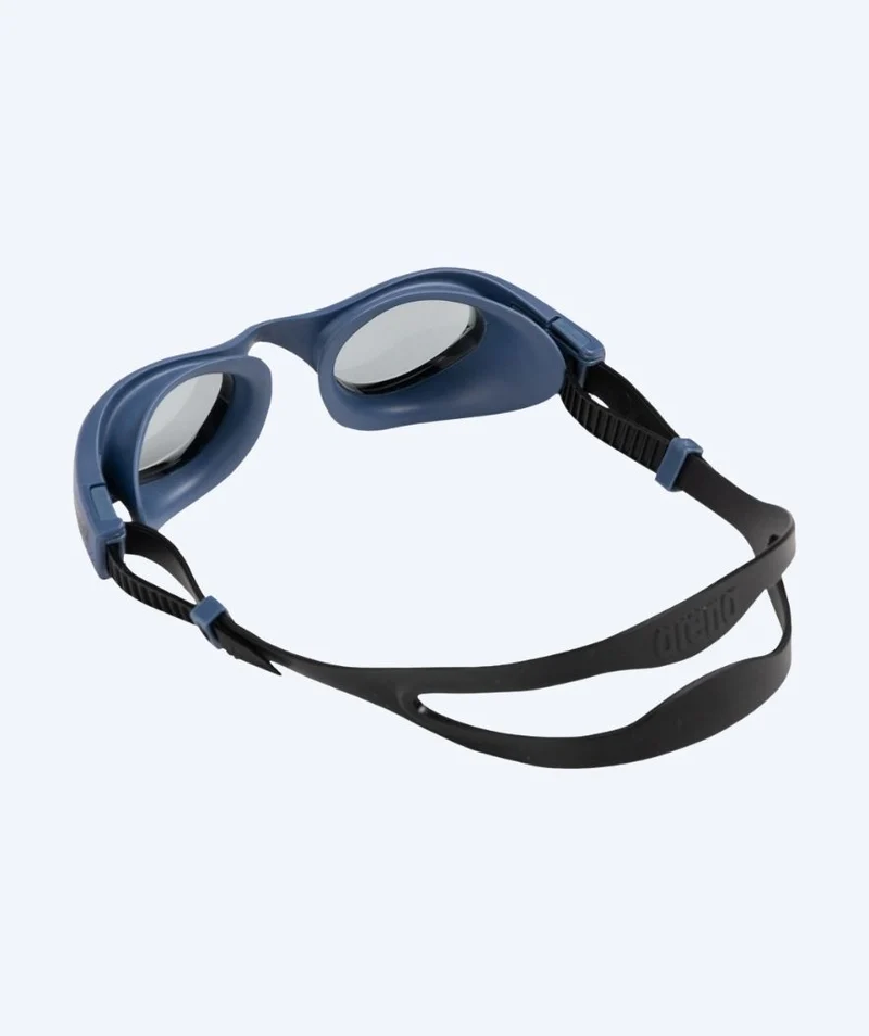 Arena Schwimmbrille für Freizeitschwimmer - The One - Dunkelblau/Schwarz (Smoke Scheiben)