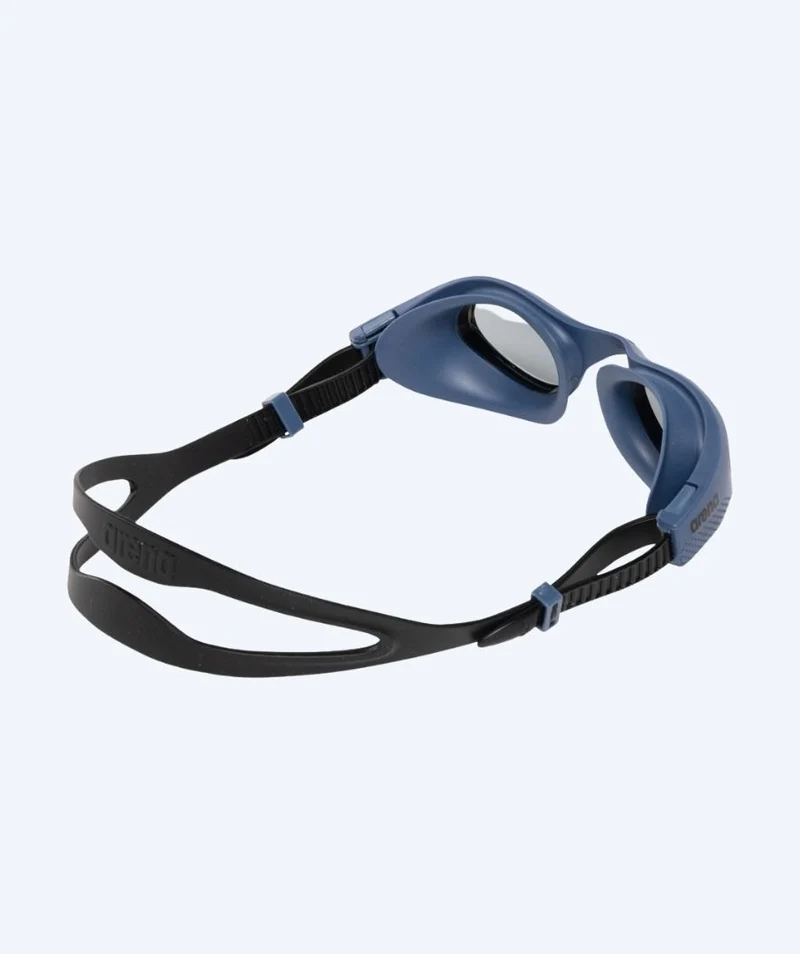 Arena Schwimmbrille für Freizeitschwimmer - The One - Dunkelblau/Schwarz (Smoke Scheiben)