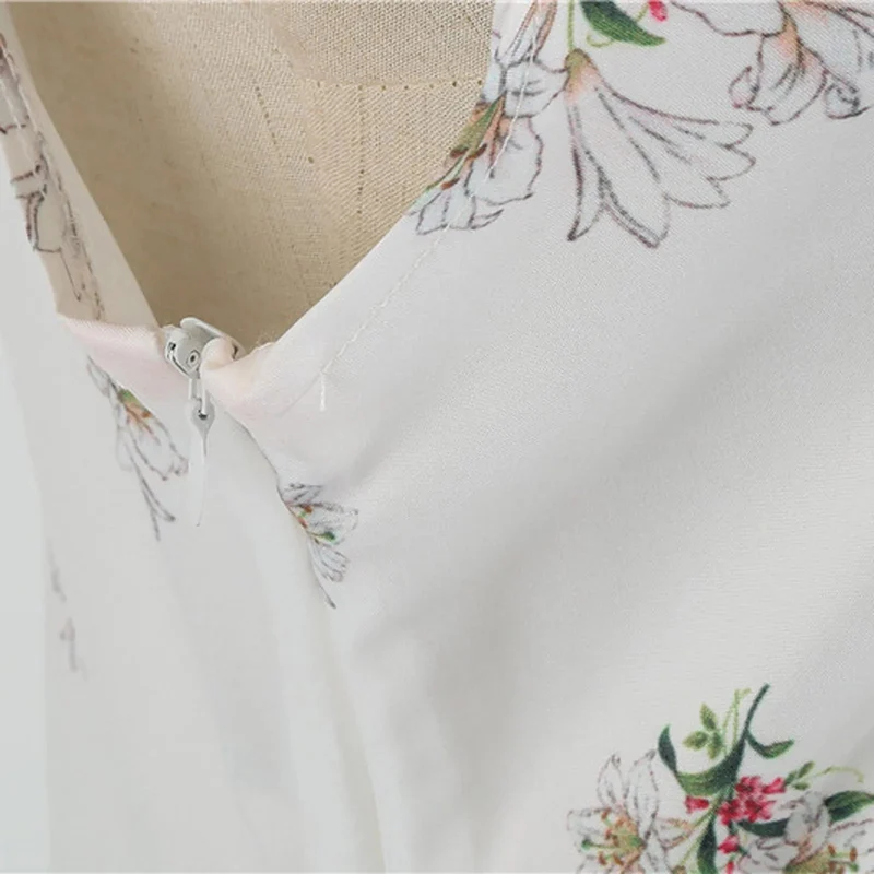Vintage-Cocktailkleid mit Blumenmuster: Verleihen Sie Ihrem Stil zeitlose Eleganz.