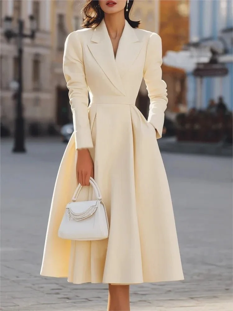 Unterstreichen Sie Ihre Eleganz mit unserem lässigen Maxikleid mit langen Ärmeln