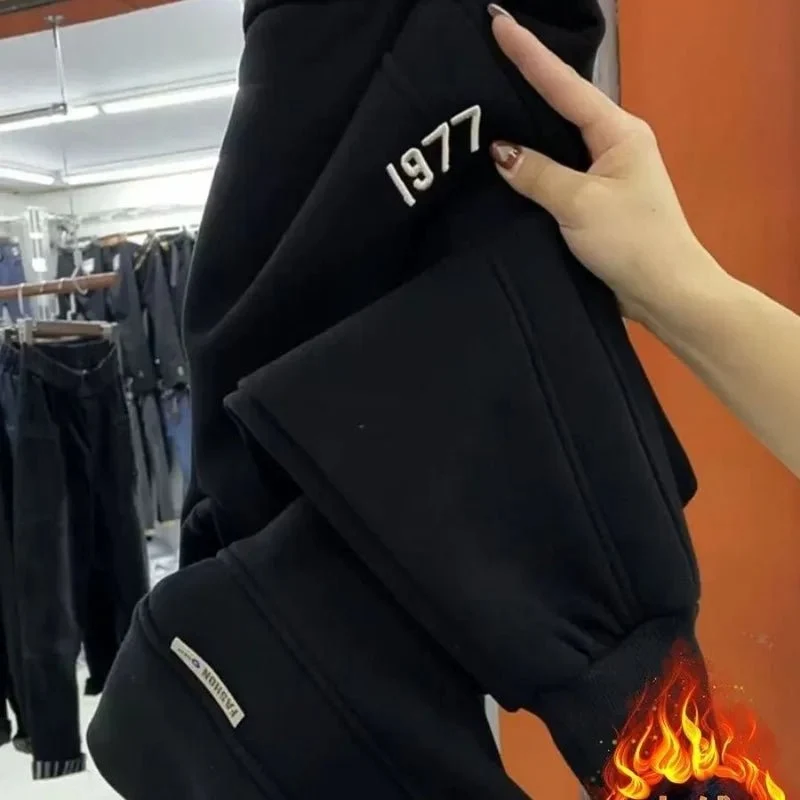 Verleihen Sie Ihrem Stil mit unserer lässigen High-Waist-Hose das gewisse Etwas.