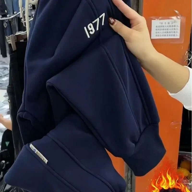 Verleihen Sie Ihrem Stil mit unserer lässigen High-Waist-Hose das gewisse Etwas.
