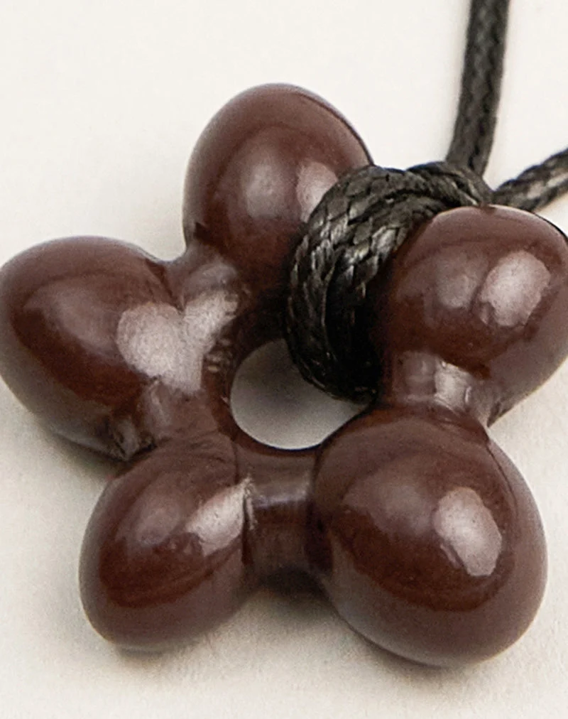 Schwarze Wickelkette mit Acrylblume