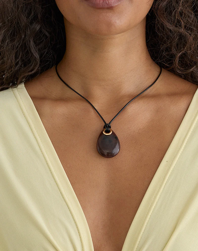 Schwarze Kordelkette mit ovalem Anhänger