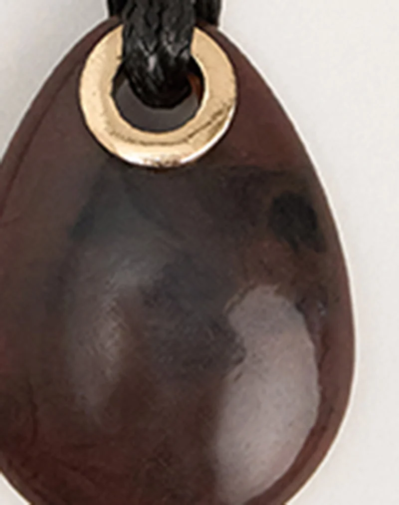 Schwarze Kordelkette mit ovalem Anhänger