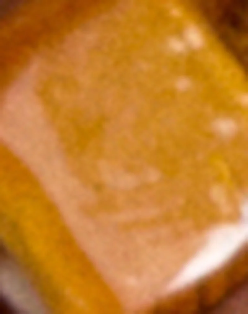 Vergoldete Halskette mit braunen, quadratischen Perlen