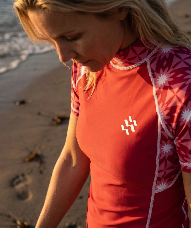 Watery UV Shirt für Damen - Aiko Kurzarm Rashguard - Rosa/Dunkelrot