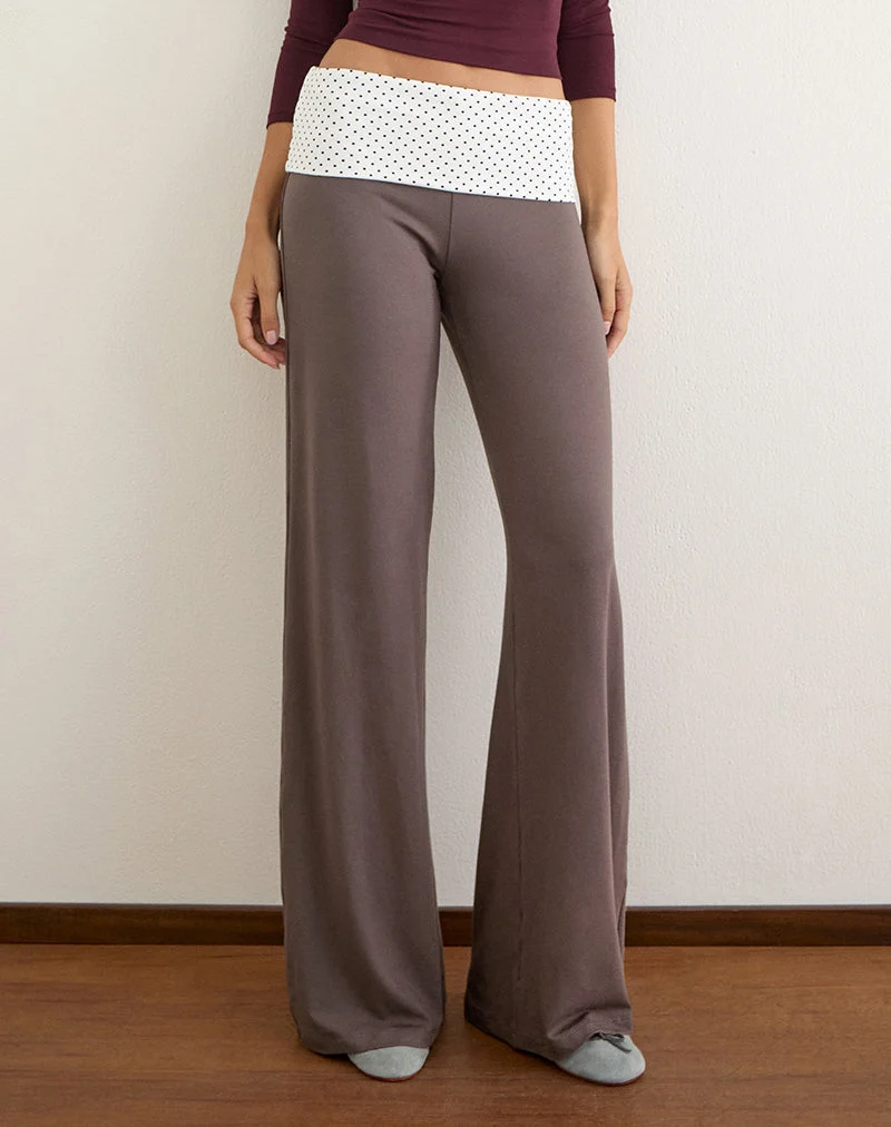 Coreta-Hose mit Umschlag in der Farbe „Peppercorn“ mit weißem Bund mit Polka-Dots