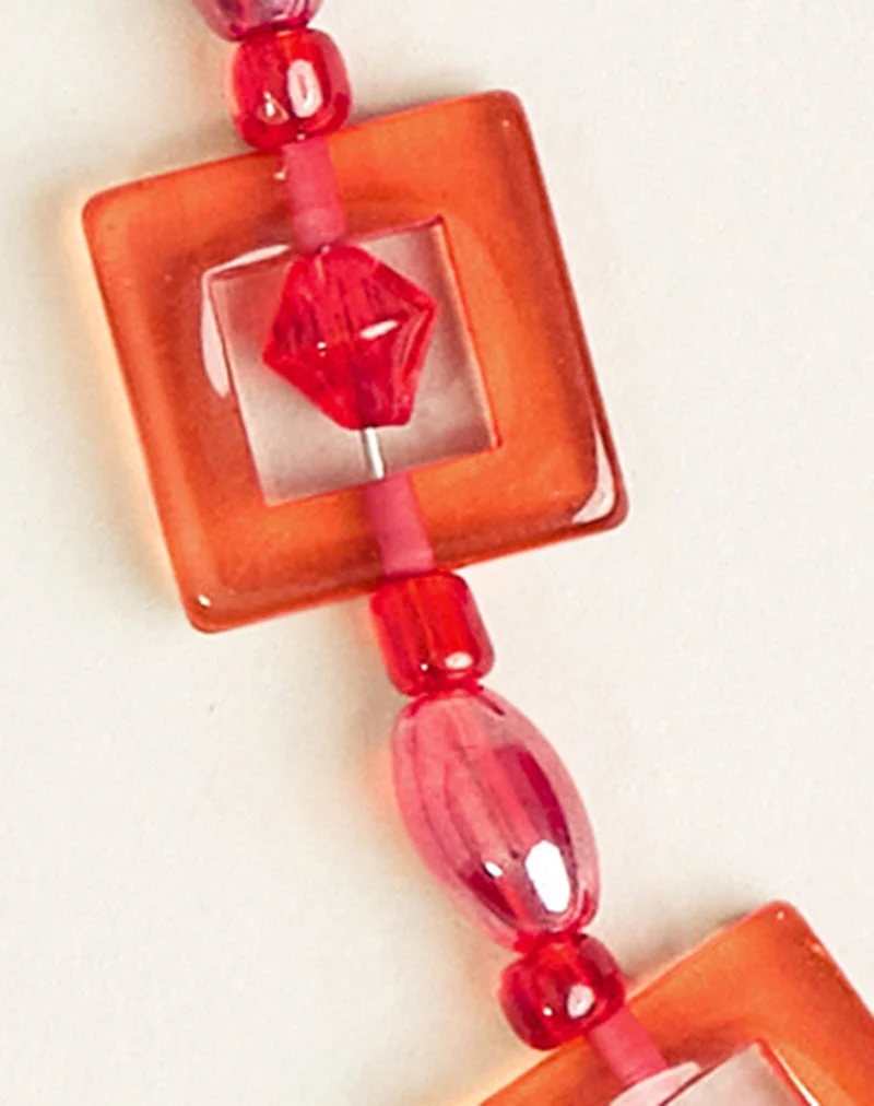 Halskette mit roten und rosa quadratischen Perlen