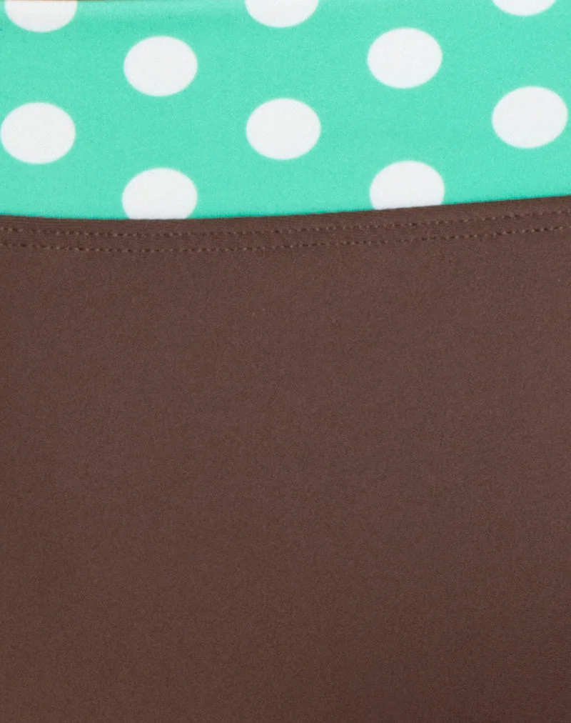Rhaena-Badeshorts in Braun mit mittelgroßen grünen Polka-Punkten