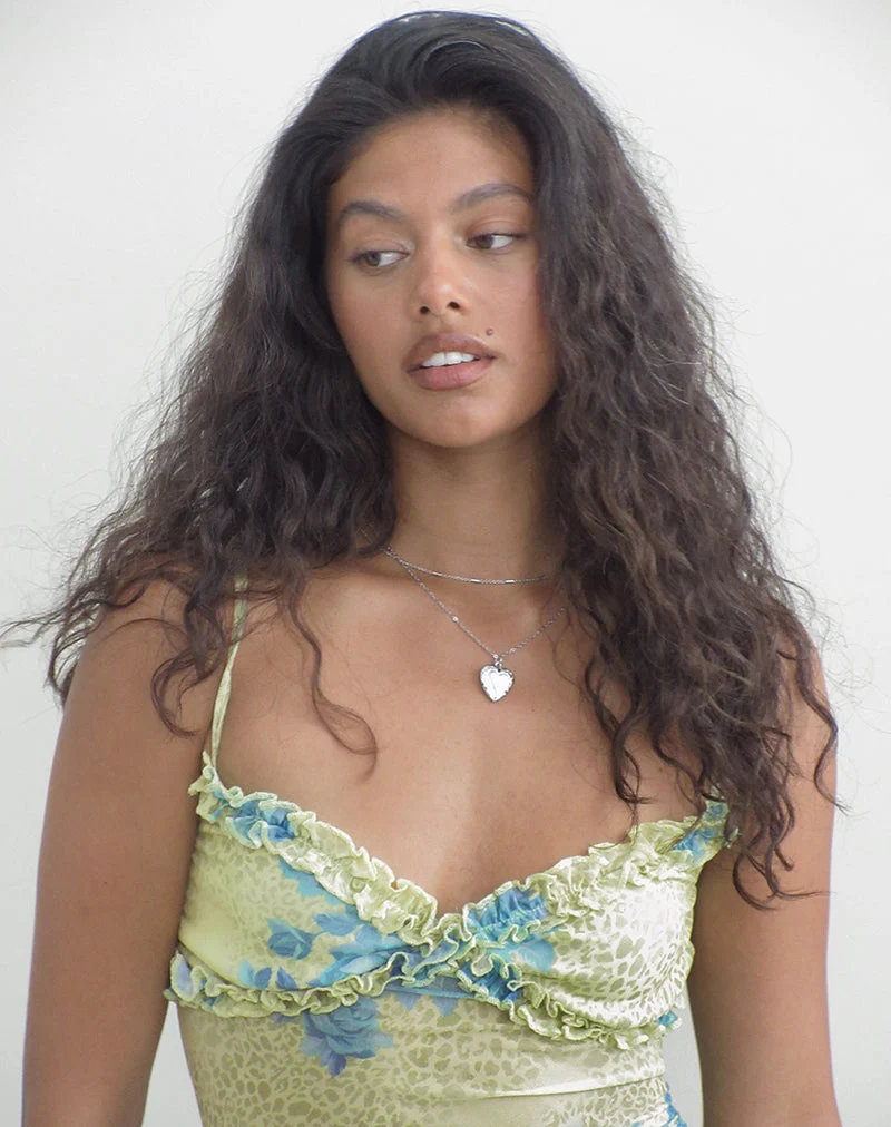 Ranita Cami-Top mit Rüschenbesatz in „Green Blurred Jungle“ mit türkisfarbener Rose