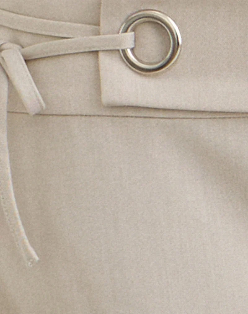 Tora Longline-Shorts mit Bindeband in der Farbe „Tailoring Stone“
