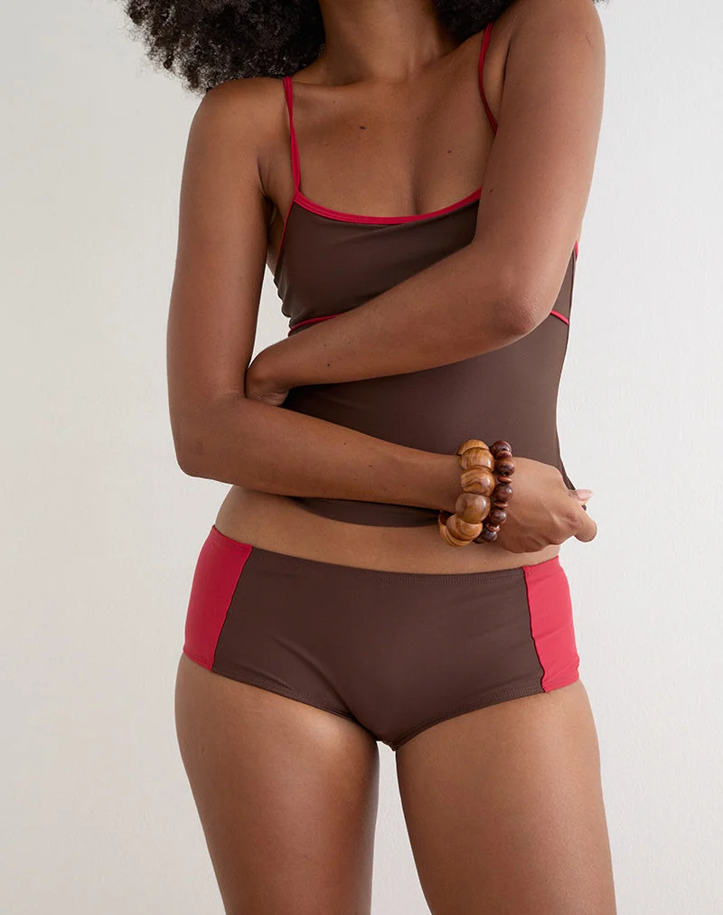 Avilina-Badeshorts in Braun mit rotem Randstreifen