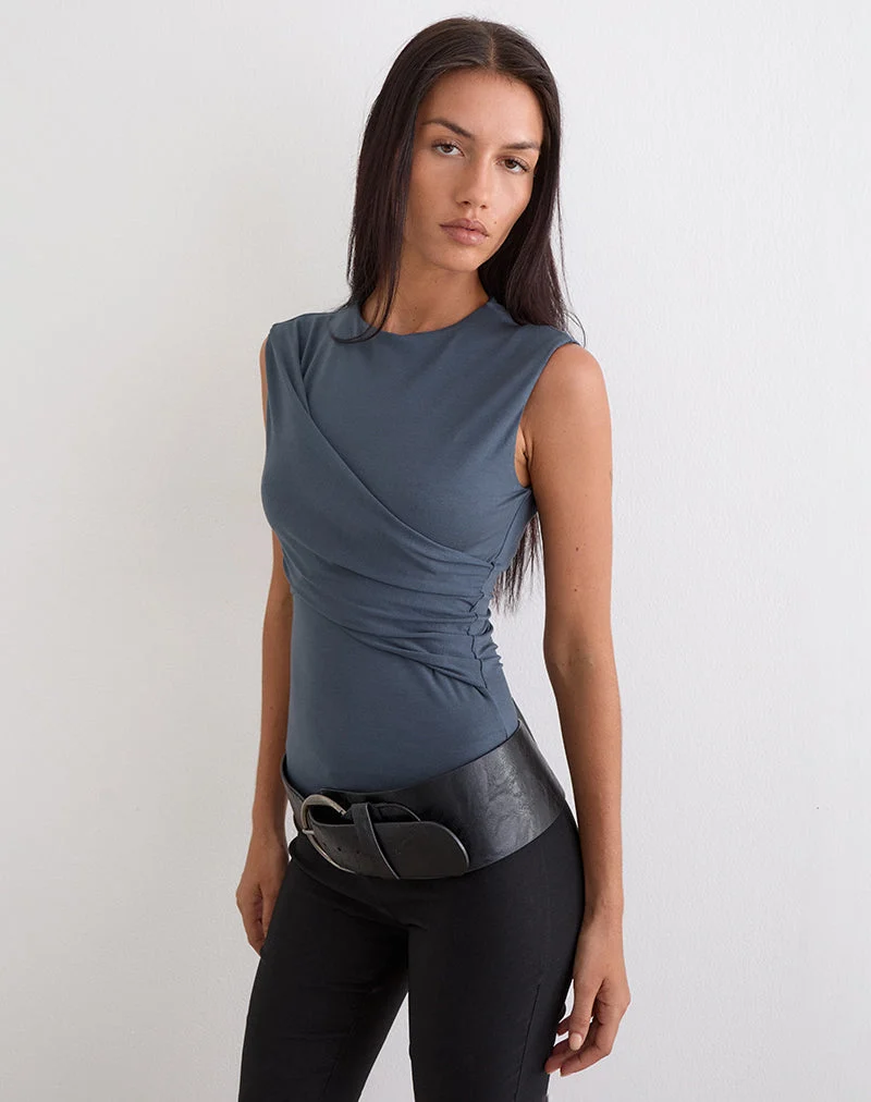 Otso Twist Wrap Top aus Rayon-Jersey in der Farbe „Ocean Storm“