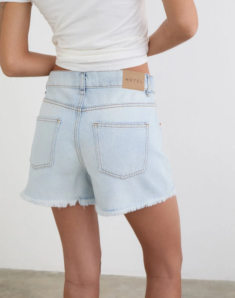 Zerrissene, weit geschnittene Jeansshorts in Eisblau