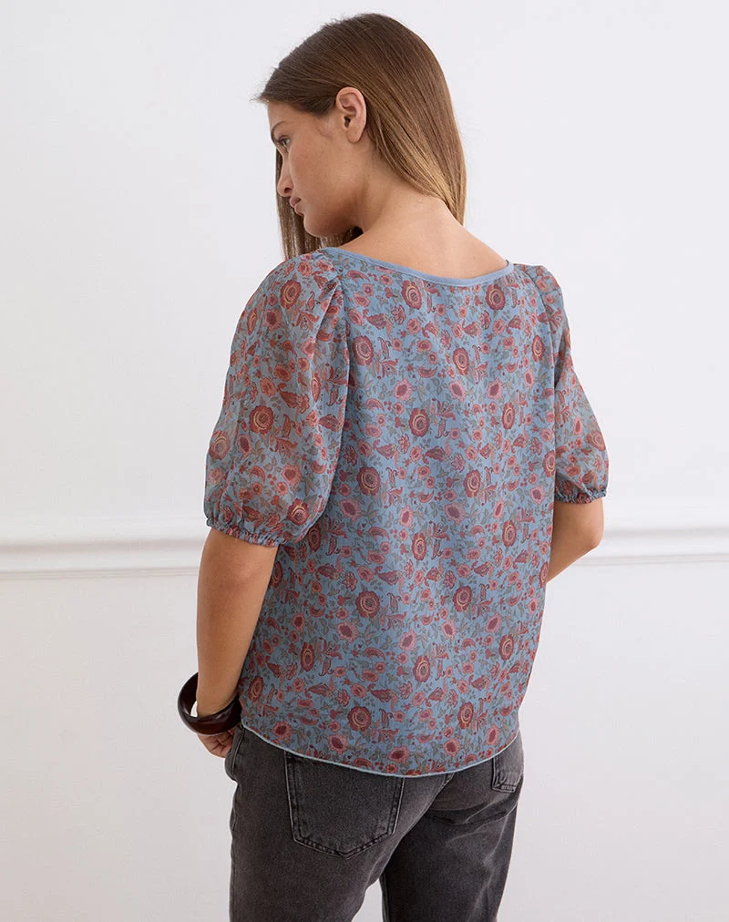 Sumire-Oberteil aus Chiffon in der Farbe „Shadow Blossom Blue“