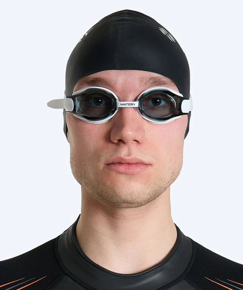 Watery Schwimmbrillen mit Sehstärke für Kurzsichtige Erwachsene - (-2.0) – (-5.0) - Naida - Weiß (Smoke Scheiben)