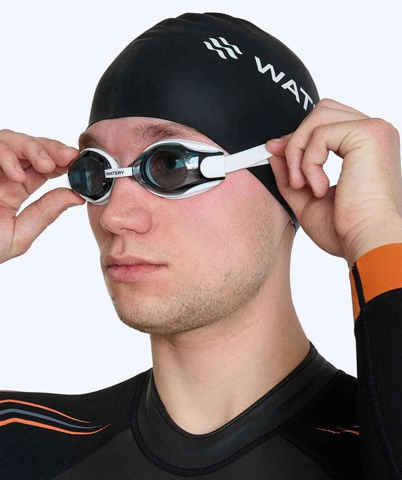 Watery Schwimmbrillen mit Sehstärke für Kurzsichtige Erwachsene - (-2.0) – (-5.0) - Naida - Weiß (Smoke Scheiben)