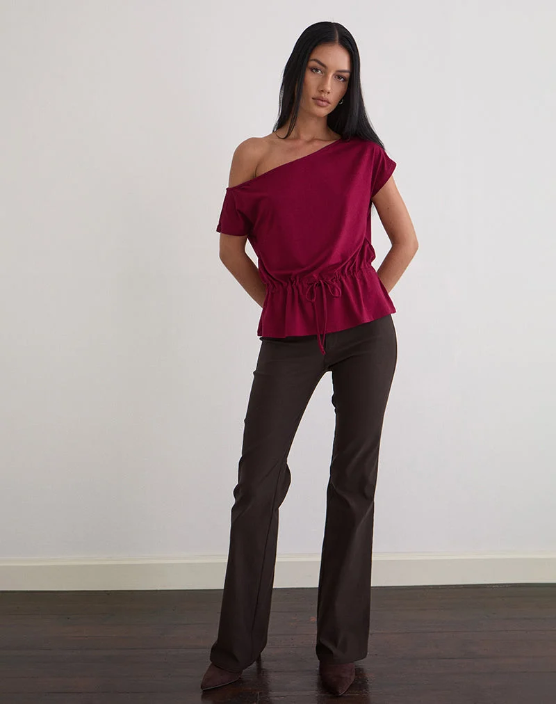 Sika One Shoulder Top in Burgunderrot mit Bindegürtel