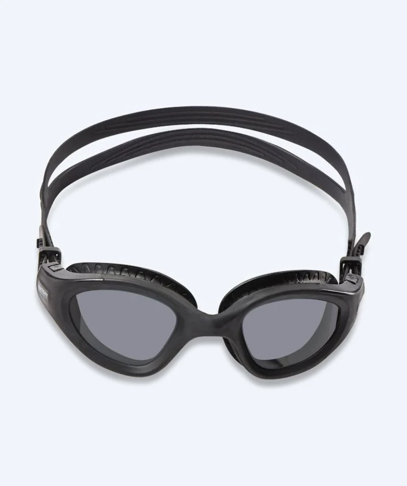 Watery Schwimmbrille für Freizeitschwimmer - Kelvin Active - Schwarz (Smoke Scheiben)