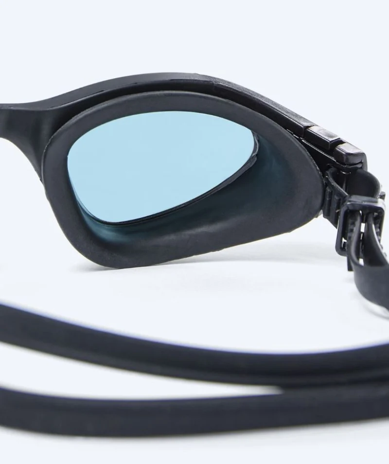 Watery Schwimmbrille für Freizeitschwimmer - Kelvin Active - Schwarz (Smoke Scheiben)
