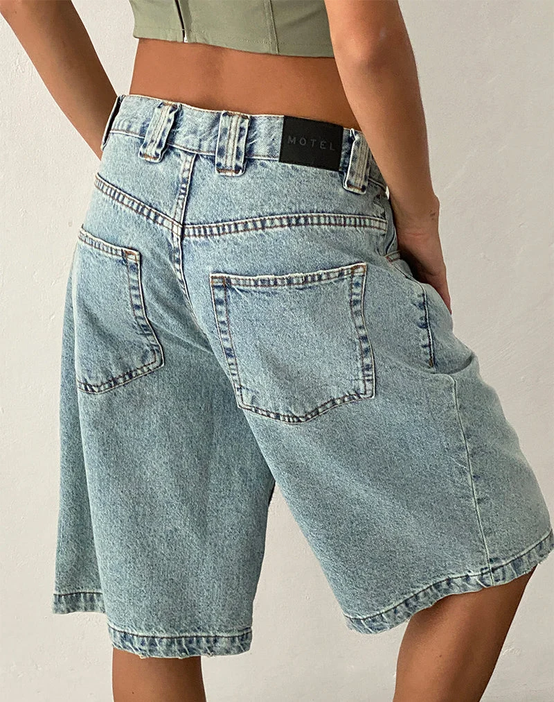 Skater-Shorts aus Denim mit niedriger Leibhöhe in Bleach-Denim