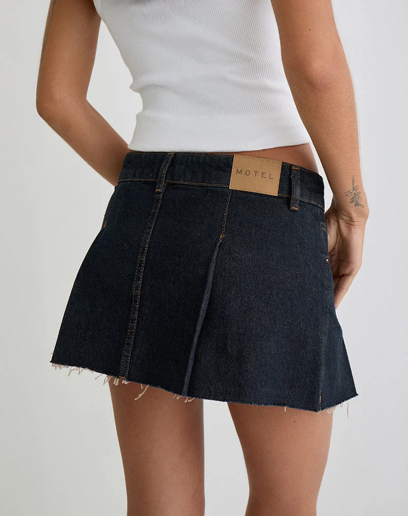 Minirock aus Denim mit Abnähern und unversäubertem Saum in Indigo