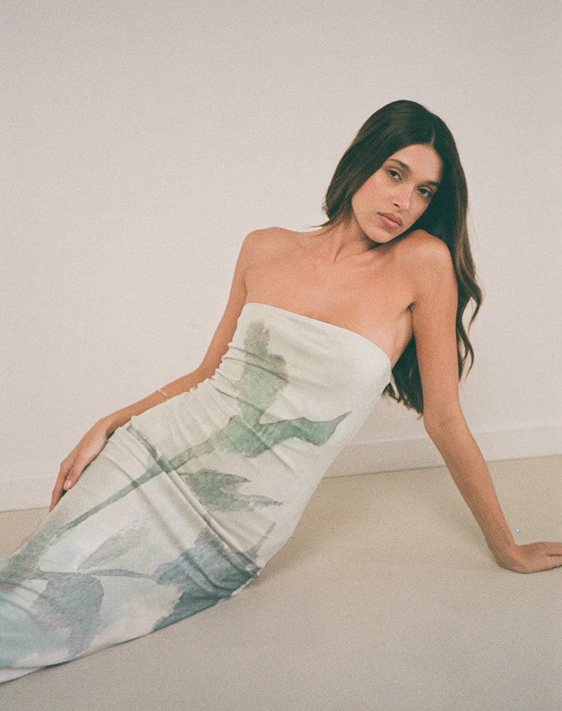 Rosbandi Bandeau-Midikleid aus abstrakter gemalter Blume in Blau