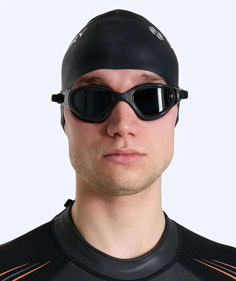 Watery Schwimmbrillen mit Sehstärke für Kurzsichtige Erwachsene - (-2.0) – (-6.0) - Raven Active - Schwarz (Smoke Scheiben)