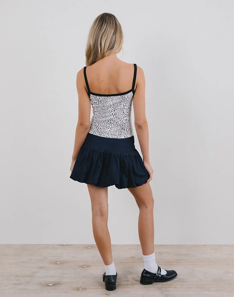 Ilisna Top in schwarz-weißem Mini-Dalmatiner-Print mit schwarzer Bindung