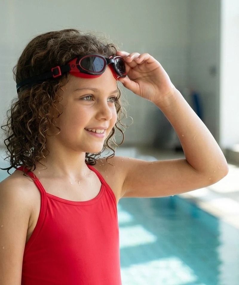 Watery Schwimmbrille für Kinder - Wade Active - Schwarz/Rot (Smoke Scheiben)
